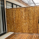 divisória de ambiente feita de bambu
